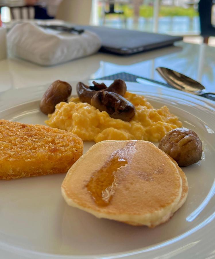 Royal M Al Aqah Beach Resort By Gewan Экстерьер фото A plate of scrambled eggs with mushrooms and a pancake